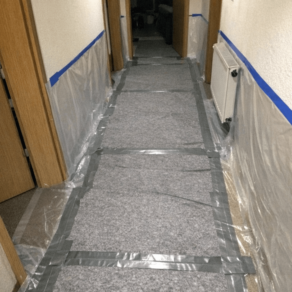 Abgeklebter Laufweg im Treppenhaus zum Schutz des Bodenbelags während der Arbeiten