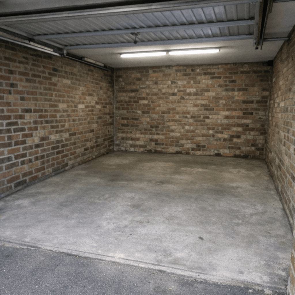 Leere Garage mit sortierten Altgeräten auf einem Transportwagen
